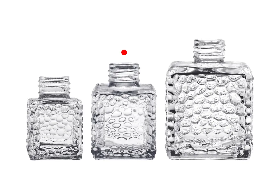 Квадратна стъклена бутилка 100 ml (PP 28) с релефен дизайн Квадратна стъклена бутилка 100 ml (PP 28) с релефен дизайн