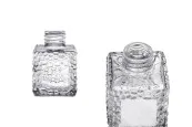 Квадратна стъклена бутилка 100 ml (PP 28) с релефен дизайн Квадратна стъклена бутилка 100 ml (PP 28) с релефен дизайн