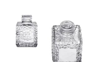 Квадратна стъклена бутилка 100 ml (PP 28) с релефен дизайн-1