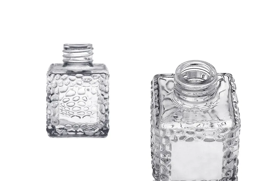 Квадратна стъклена бутилка 100 ml (PP 28) с релефен дизайн Квадратна стъклена бутилка 100 ml (PP 28) с релефен дизайн