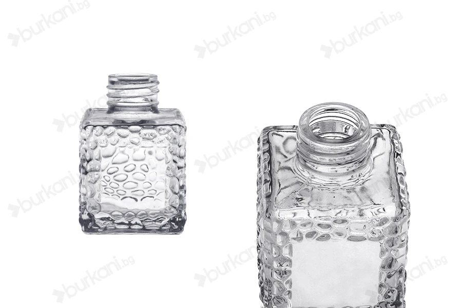 Квадратна стъклена бутилка 100 ml (PP 28) с релефен дизайн-изображение_продукт
