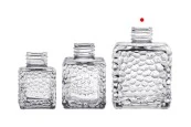 Квадратна стъклена бутилка 200 ml (PP 28) с релефен дизайн за ароматизатор, дифузер Квадратна стъклена бутилка 200 ml (PP 28) с релефен дизайн за ароматизатор, дифузер