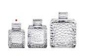 Квадратна стъклена бутилка 50 ml (PP 28) с релефен дизайн Квадратна стъклена бутилка 50 ml (PP 28) с релефен дизайн