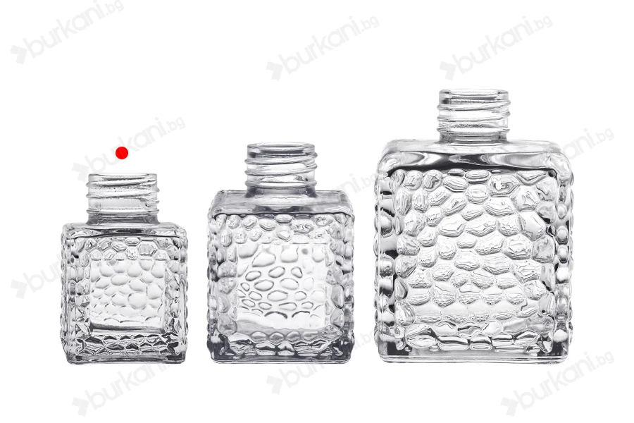 Квадратна стъклена бутилка 50 ml (PP 28) с релефен дизайн-изображение_група