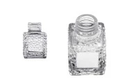 Квадратна стъклена бутилка 50 ml (PP 28) с релефен дизайн Квадратна стъклена бутилка 50 ml (PP 28) с релефен дизайн