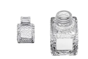 Квадратна стъклена бутилка 50 ml (PP 28) с релефен дизайн-1