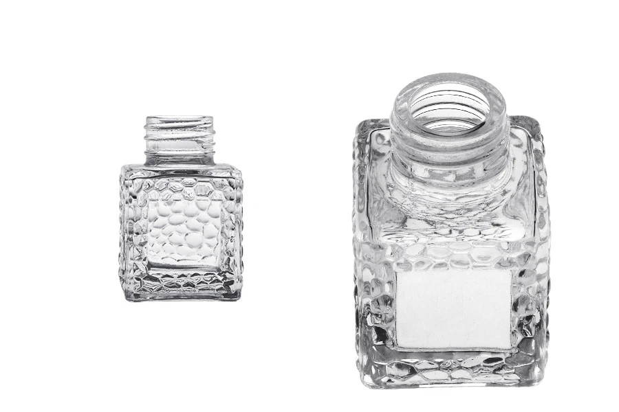 Квадратна стъклена бутилка 50 ml (PP 28) с релефен дизайн Квадратна стъклена бутилка 50 ml (PP 28) с релефен дизайн