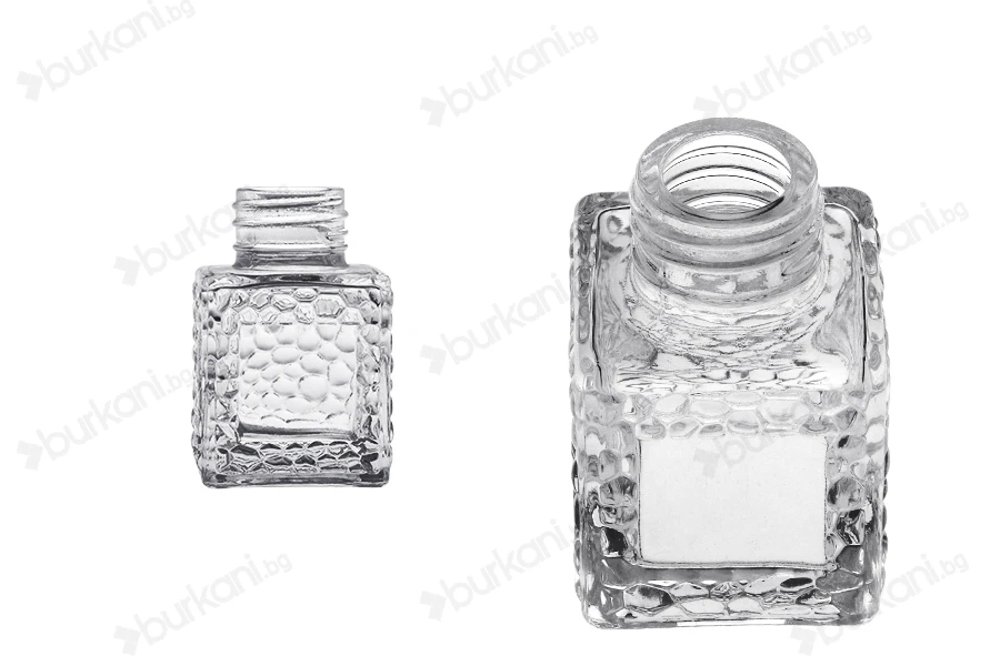 Квадратна стъклена бутилка 50 ml (PP 28) с релефен дизайн-изображение_продукт