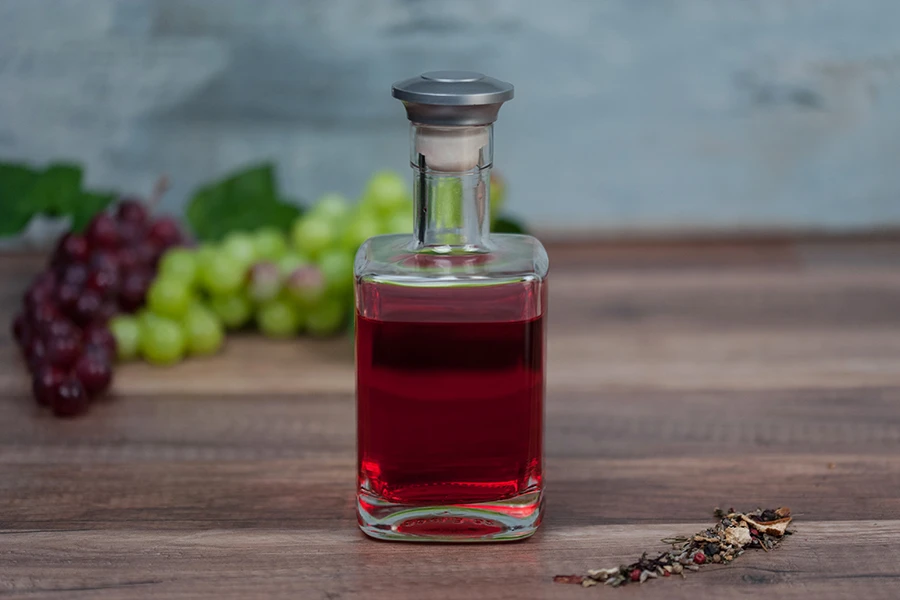 Стъклена квадратна бутилка за ликьор или коняк 500 ml Стъклена квадратна бутилка за ликьор или коняк 500 ml