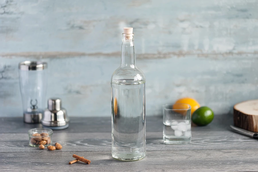1000 ml стъклена прозрачна бутилка за вода 1031/47 (тип Guala) 1000 ml стъклена прозрачна бутилка за вода 1031/47 (тип Guala)