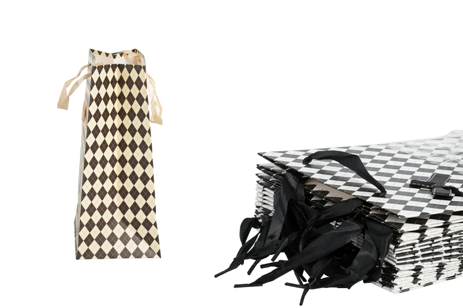 Подаръчна торбичка със сатенена дръжка и панделка  190x120x270 mm в различни цветове-изображение_група