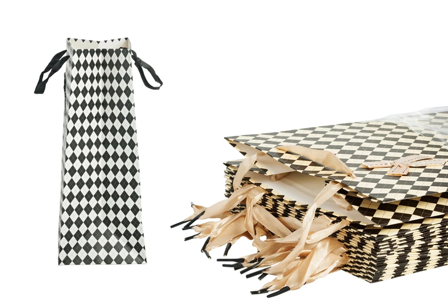 Хартиена подаръчна чанта със сатенени дръжки и панделка, с размери  230x150x370 mm в 1 цвята  - 12бр.-