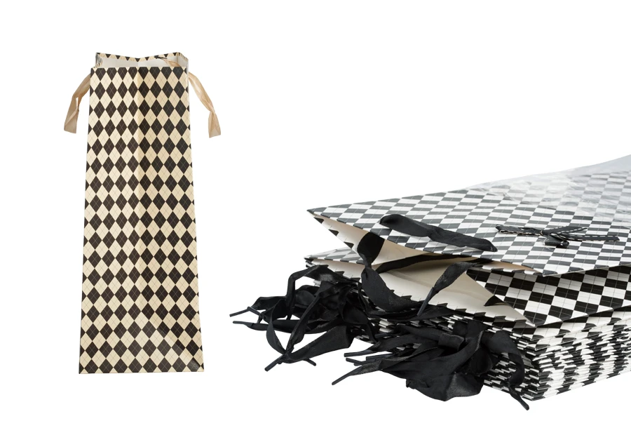 Хартиена подаръчна чанта със сатенени дръжки и панделка, с размери  230x150x370 mm в 1 цвята  - 12бр.-изображение_група