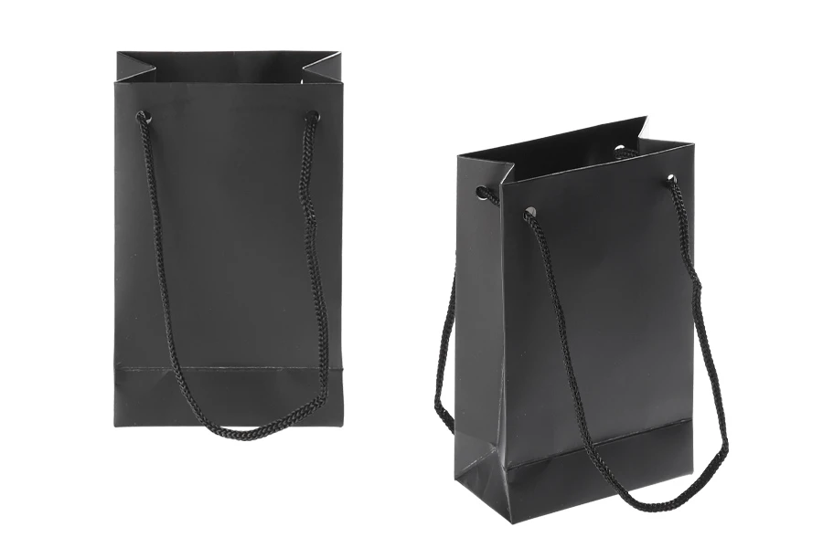 Хартиена подаръчна черна торбичка с размери  110x60x180 mm  - 20 бр.