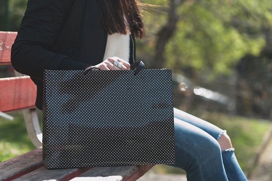 Хартиена подаръчна торбичка с размери  370x120x280 mm-