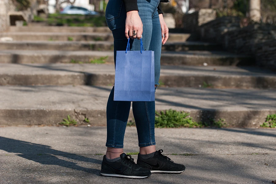 Хартиерни торбички с дръжка  180x100x250 mm в различни цветове-изображение_група