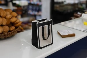 Хартиена подаръчна торбичка 180х130х250 мм с прозорец и панделка за дръжка - 12 бр.-3