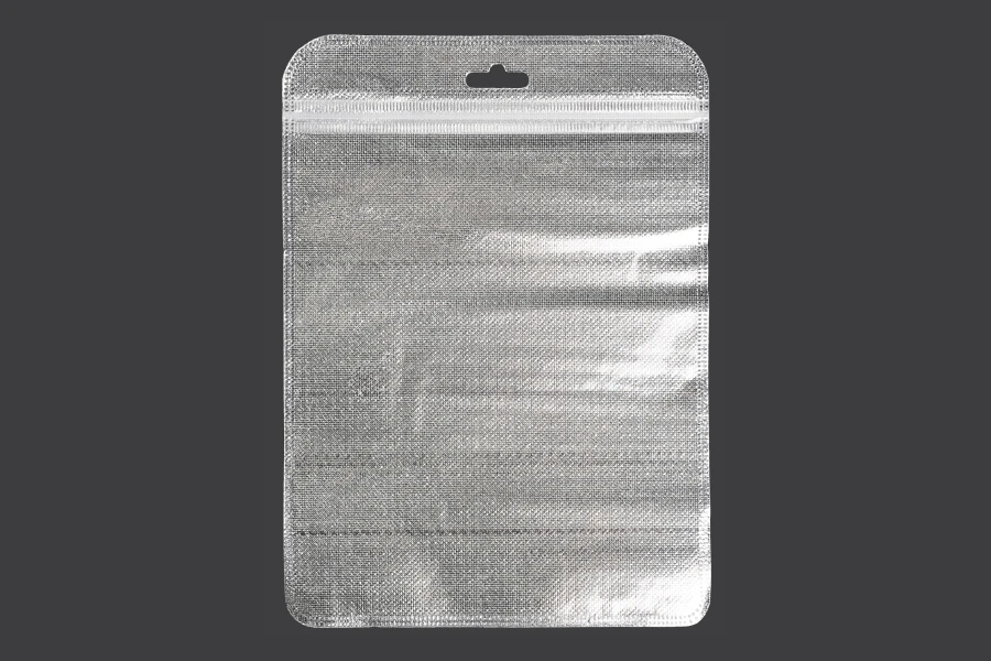 Пликчета с цип 160x220 mm, сребърна нетъкана в гръб и прозранча в предната част с дупка Eurohole - 100 бр. Пликчета с цип 160x220 mm, сребърна нетъкана в гръб и прозранча в предната част с дупка Eurohole - 100 бр.