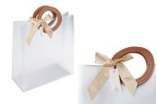 Пластмасова подаръчна чанта прозрачна с размери 240x100x265 mm с панделка и кожена дръжка - 12 бр. Пластмасова подаръчна чанта прозрачна с размери 240x100x265 mm с панделка и кожена дръжка - 12 бр.