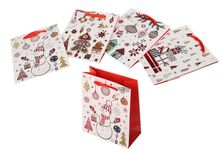 Хартиени коледни подаръчни торбички с размер 140x70x170 mm (микс дизайн) - 12 бр./пакет-