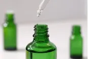 Зелена бутилка за етерични масла 50 ml с гърловина PP18 Зелена бутилка за етерични масла 50 ml с гърловина PP18