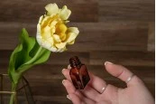 Стъклено малко карамелено шишенце 8 мл с капачка и тапа