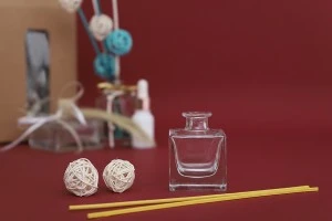 Стъклена квадратна бутилка  60 ml с тапа  Φ 15.5-4