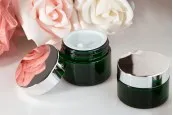 Стъклен зелен буркан 20 мл с капачка с уплътнител и външен пластмасов уплътнител Стъклен зелен буркан 20 мл с капачка с уплътнител и външен пластмасов уплътнител