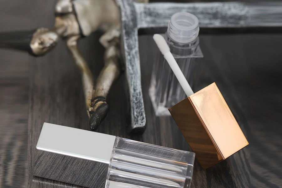 Пластмасова акрилка опаковка 4 мл  за балсам за устни- с капачка и цедка-изображение_група