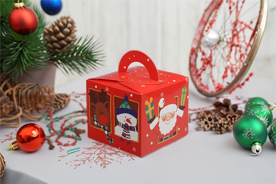 Коледна хартиена подаръчна кутия 95x95x80 mm  във формата  на куб с дръжка - 10 бр.-изображение_група