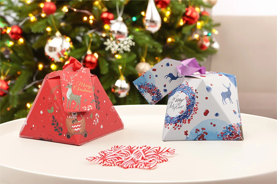 Коледна хартиена подаръчна кутия 80х80х60 мм с панделка и малка картичка - 10 бр-изображение_група