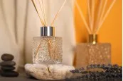 Квадратна стъклена бутилка 100 ml (PP 28) с релефен дизайн Квадратна стъклена бутилка 100 ml (PP 28) с релефен дизайн