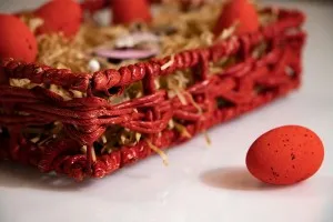 Правоъгълна цветна плетана кошница от слама с метална рамка 300x200x68-3