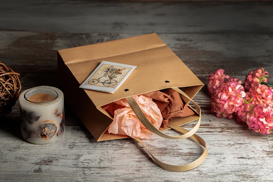 Хартиени торбички със златисти дръжки 200x90x200 mm-изображение_група