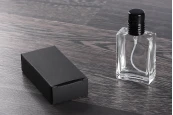 Стъклена бутилка от 30 ml, прозрачна с черна спрей помпа и калъфка  (PP 15) Стъклена бутилка от 30 ml, прозрачна с черна спрей помпа и калъфка  (PP 15)