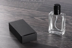 Стъклена бутилка от 30 ml, прозрачна с черна спрей помпа и калъфка  (PP 15)-3