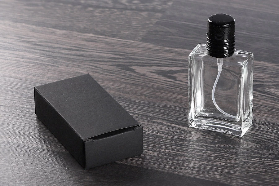 Стъклена бутилка от 30 ml, прозрачна с черна спрей помпа и калъфка  (PP 15) Стъклена бутилка от 30 ml, прозрачна с черна спрей помпа и калъфка  (PP 15)