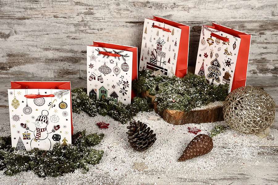 Хартиени коледни подаръчни торбички с размер 140x70x170 mm (микс дизайн) - 12 бр./пакет-изображение_група