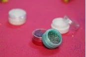 Пластмасово цветно бурканче за крем 5 мл, Акрил, с прозрачна капачка Пластмасово цветно бурканче за крем 5 мл, Акрил, с прозрачна капачка