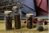 Стъллено бурканче 40 мл с дървена вградена капачка с тел и гума, с размери 64х45 мм Стъллено бурканче 40 мл с дървена вградена капачка с тел и гума, с размери 64х45 мм