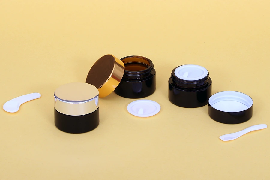 Стъклен амбер буркан 15 мл с пластмасова капачка и уплътнител-изображение_група