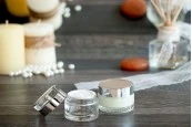 Стъклено кръгло бурканче 50 мл с алуминиева сива капачка Стъклено кръгло бурканче 50 мл с алуминиева сива капачка