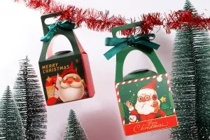 Коледна подаръчна кутия с дръжка и панделка 100х100х100 мм - 25 бр.-изображение_група