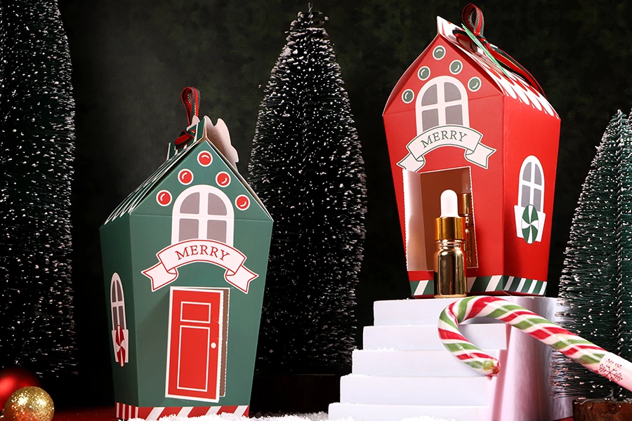 Хартиена коледна подаръчна кутия 70х70х195 мм във формата на къщичка с панделка и етикет - 10 бр.-изображение_група