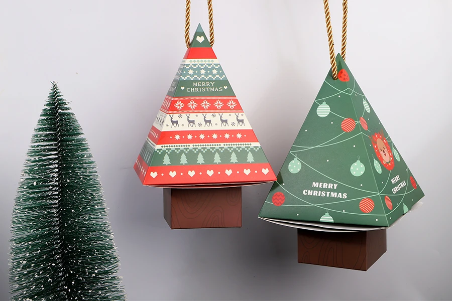 Хартиена подаръчна кутия във формата на елха 150x150x240 mm с шнур - 10 бр.-изображение_група