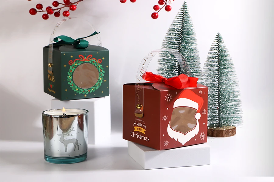 Коледна хартиена подаръчна кутия 90х90х90 мм с прозорче, дръжка и панделка - 10 бр.-изображение_група