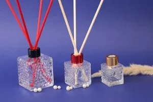 Квадратна стъклена бутилка 100 ml (PP 28) с релефен дизайн-6