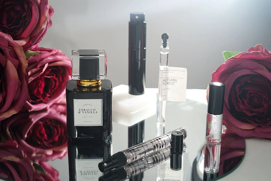 Луксозен стъклен флакон за парфюм 100 ml с гърловина 15/400 (PP 15) в бяло или черно Луксозен стъклен флакон за парфюм 100 ml с гърловина 15/400 (PP 15) в бяло или черно