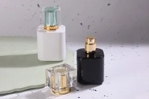 Луксозен стъклен флакон за парфюм 100 ml  с гърловина 15/400  (PP 15) в бяло или черно-6