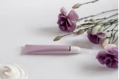 Пластмасова туба в различни цветове 20 ml (тяснo гърло) с вътрешно алуминиево покритие - 12 бр. Пластмасова туба в различни цветове 20 ml (тяснo гърло) с вътрешно алуминиево покритие - 12 бр.